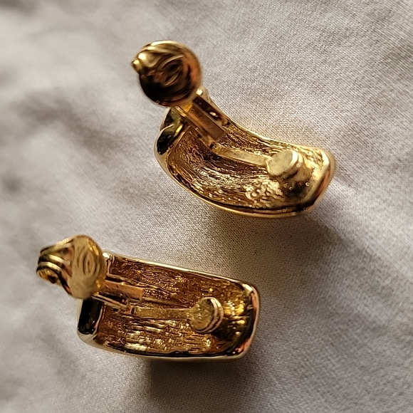 Vintage Ivory Enamel Earrings Gold Tone Clip-on - Picture 9 of 11